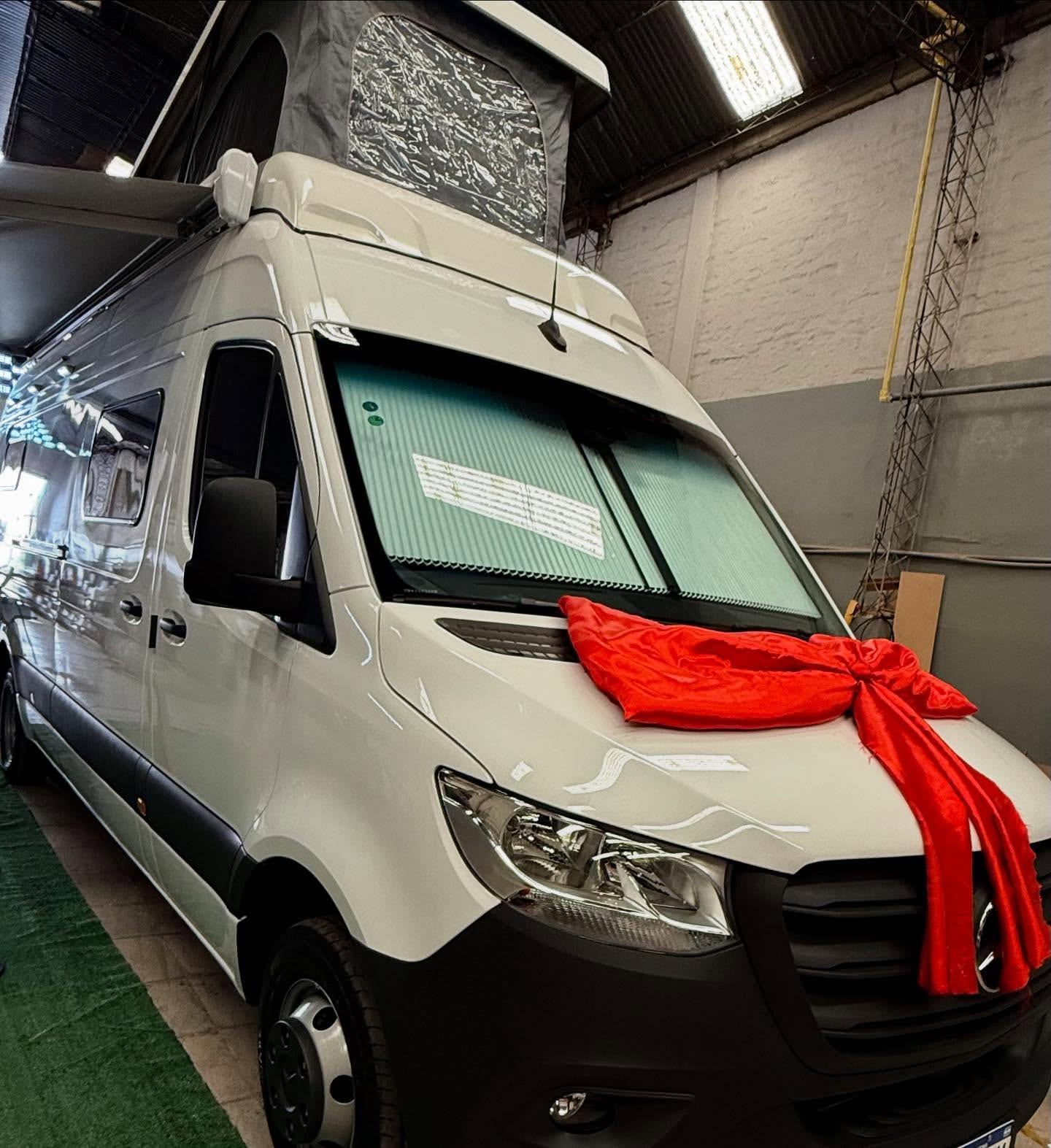 Mercedes-Benz Sprinter equipada por Taller Italia, de frente, con el techo elevable desplegado