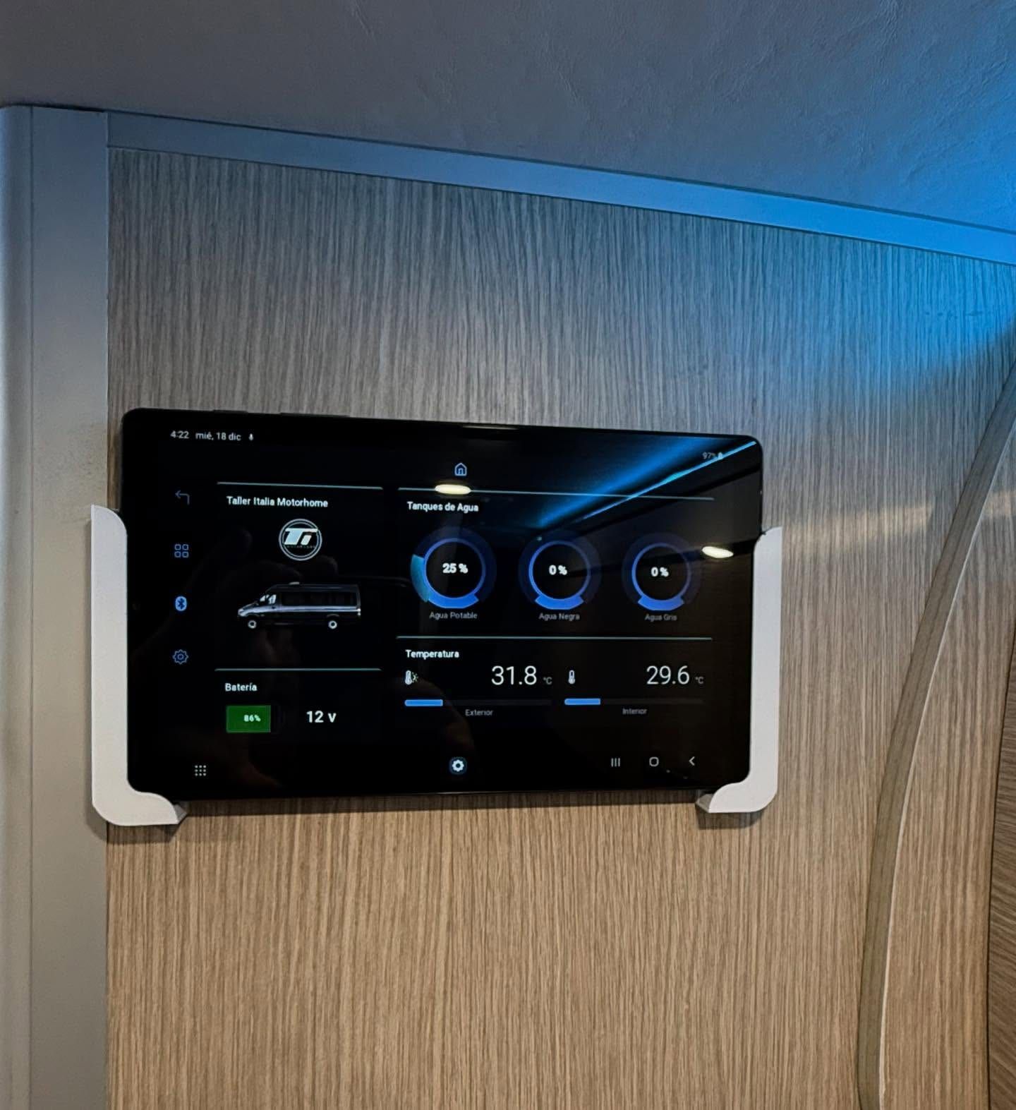 Tablet empotrada con la app Taller Italia Motorhome mostrando tanques de agua, batería y temperatura