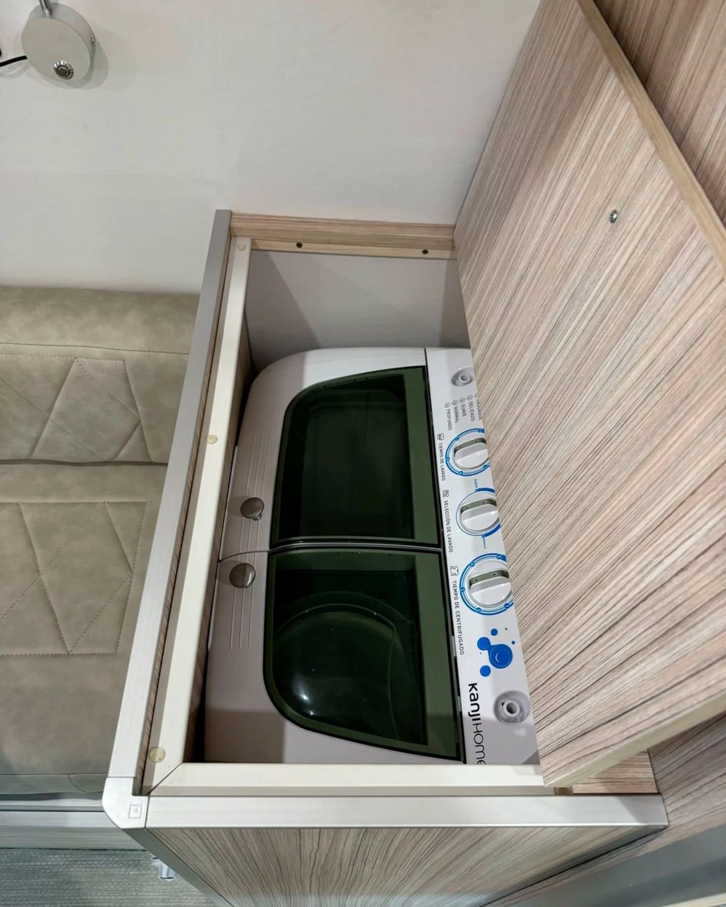 Kanji washing machine built into the corridor unit