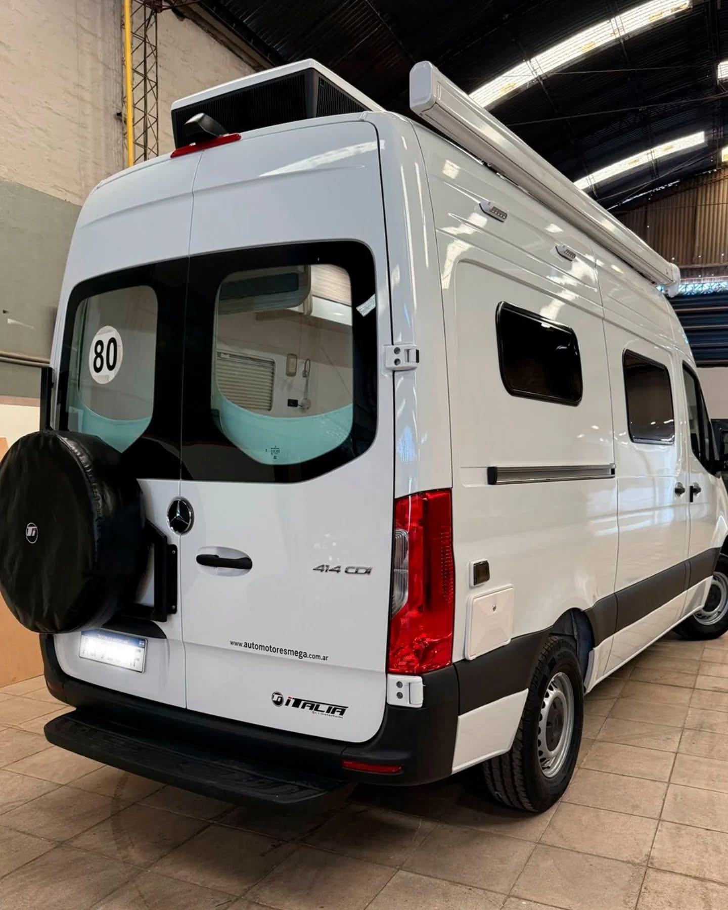 Mercedes-Benz Sprinter 414 CDI equipada por Taller Italia, vista trasera con toldo y aire de techo
