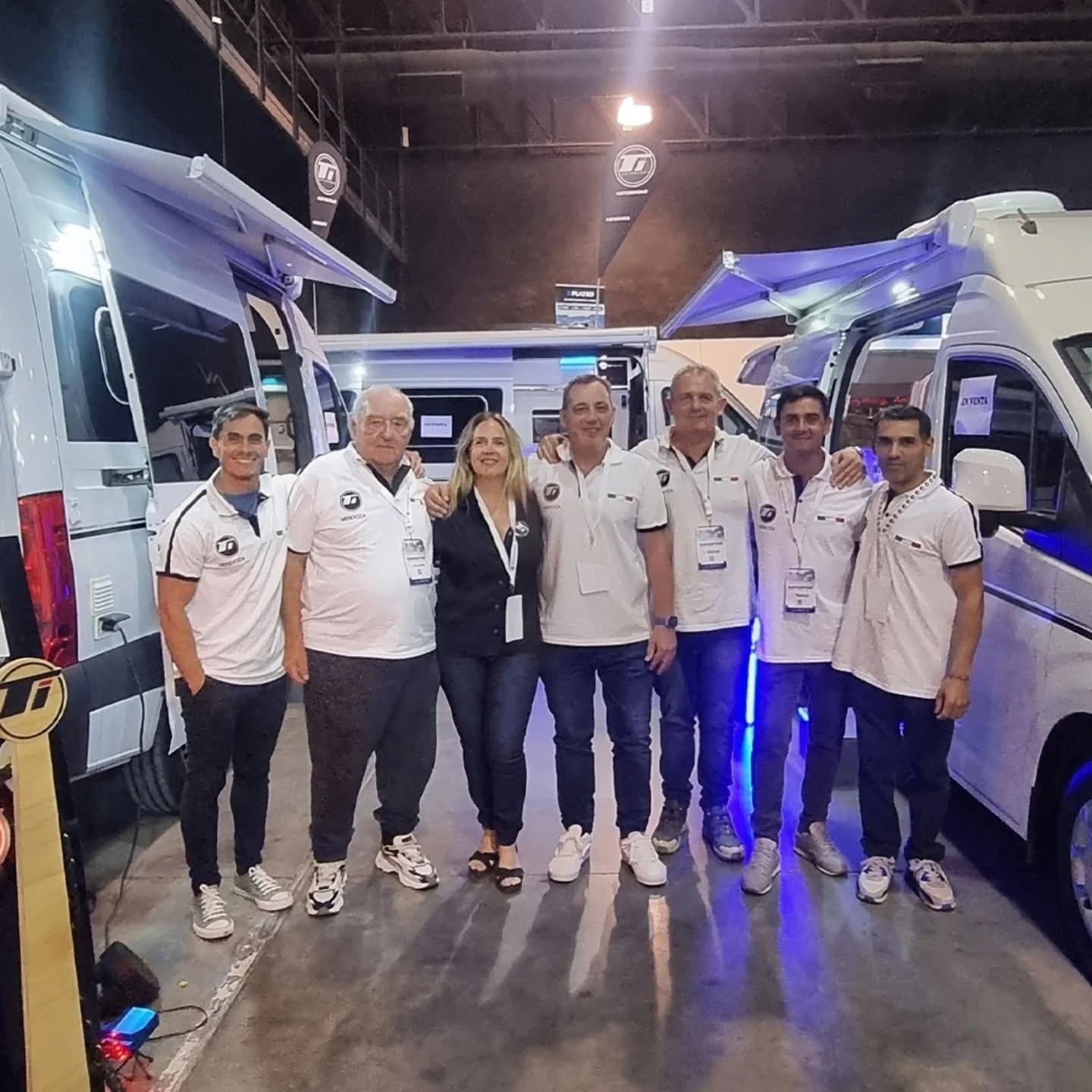 Equipo de Taller Italia Motorhome junto a dos unidades terminadas, en el stand de la marca