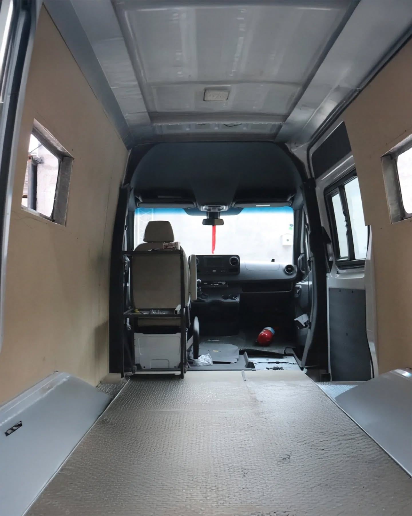 Furgón Sprinter vacío con la aislación de piso y paredes colocada, al inicio del proceso de fabricación