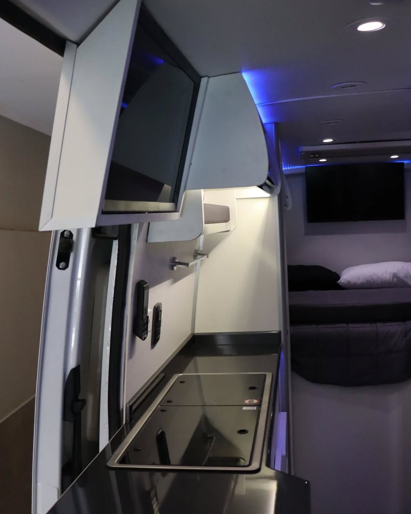 Vista del pasillo de la Sprinter 517 XL, con la cocina en primer plano y el dormitorio al fondo