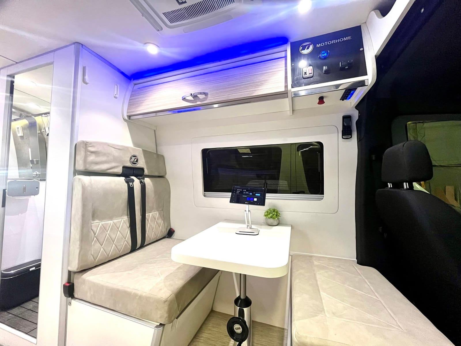 Comedor delantero de la Sprinter con butaca homologada, tablet de gestión y panel Ti Motorhome