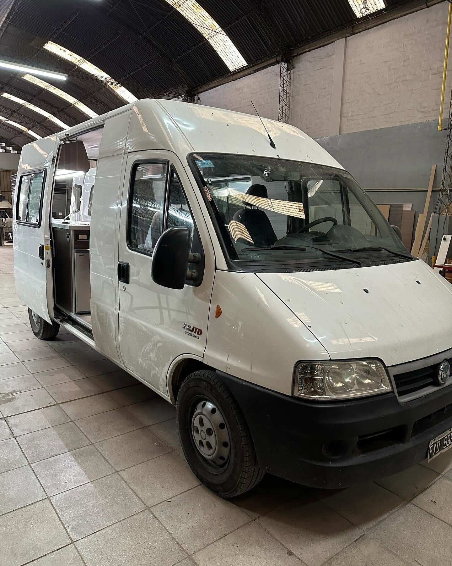 Fiat Ducato 2.8 JTD blanca en el taller, con la puerta lateral abierta y el interior terminado a la vista
