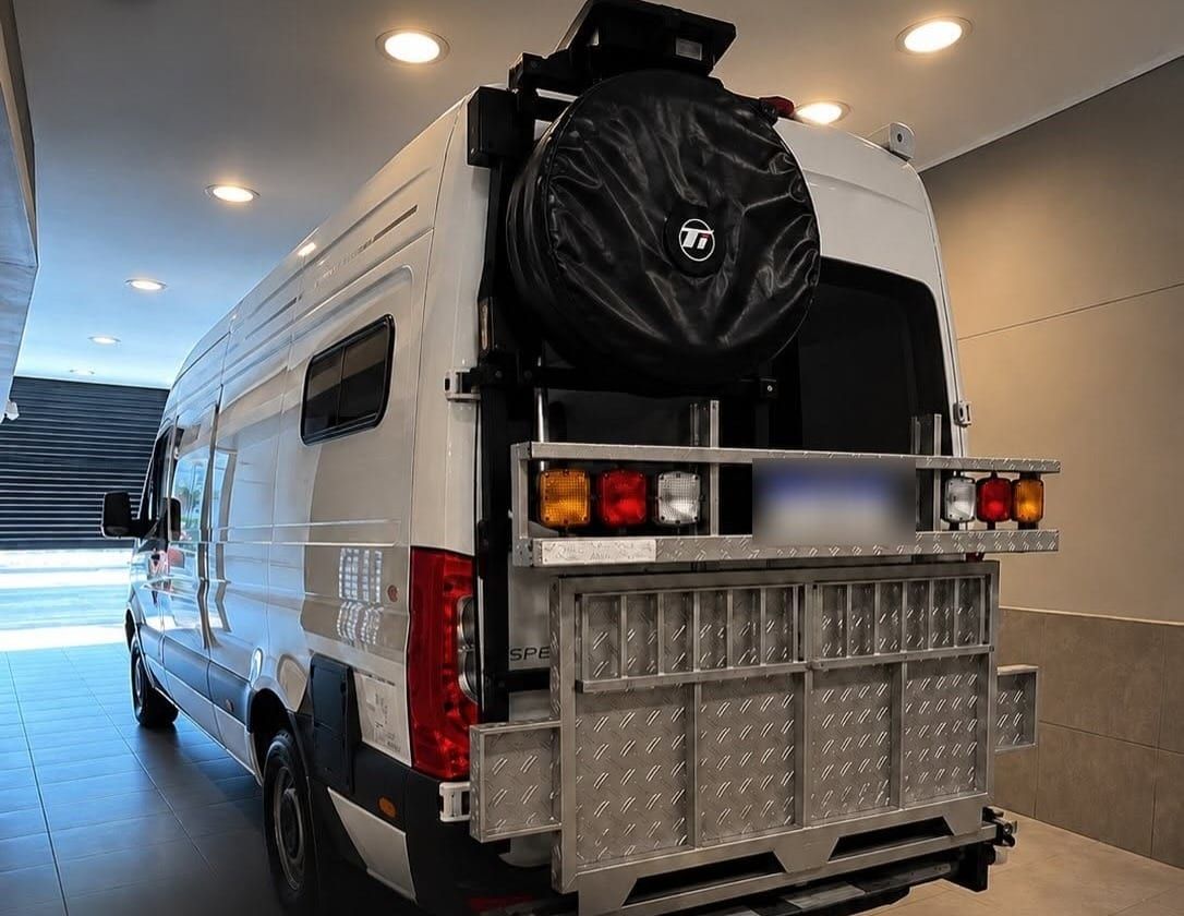 Vista trasera de la Sprinter con portamoto para dos motos, luces propias y rueda de auxilio con funda Ti